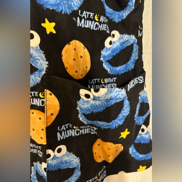 Sesame Street Cookie Monster scrub top. Sz L “Late Night Munchies!” - Picture 4 of 6
